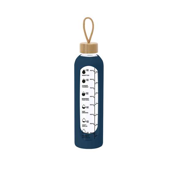 Bidón fabricado en cristal de 1L de capacidad, diseñado para fomentar una hidratación adecuada. Recubierto con funda de silicona que protege y proporciona un agarre cómodo y seguro.Incluye indicador de capacidad en litros y onzas, acompañado de frases motivadoras que inspiran a mantener una correcta hidratación diaria. Tapón, elaborado en bambú, incluye práctico cordón para facilitar su transporte. Libre de BPA.