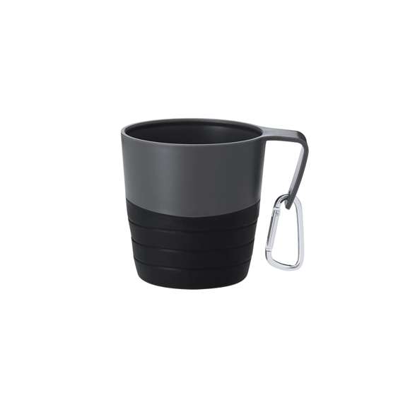 Taza plegable de 340 ml de capacidad. Fabricado en silicona de alta calidad con borde y asa rígidos fabricados en resistente PP. Con cuerpo de acabado mate, esta taza puede ser plegada para un cómodo y sencillo almacenamiento. Incluye mosquetón metálico para fácil transporte. Libre de BPA.