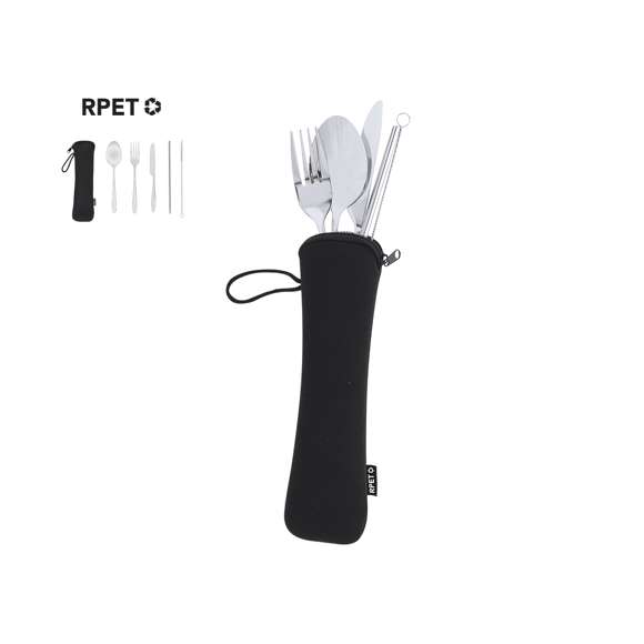 Set de cubiertos de 5 piezas fabricados en acero inoxidable. Incluye cuchara, tenedor, cuchillo, pajita reutilizable y cepillo limpiador para la pajita. Presentación en funda de Soft Shell en RPET con cierre de cremallera y cordón de transporte. Con distintivo de RPET en etiqueta.El material RPET se elabora a partir de plástico reciclado, para así fomentar la reutilización de residuos plásticos y ayudar a la sostenibilidad del planeta.