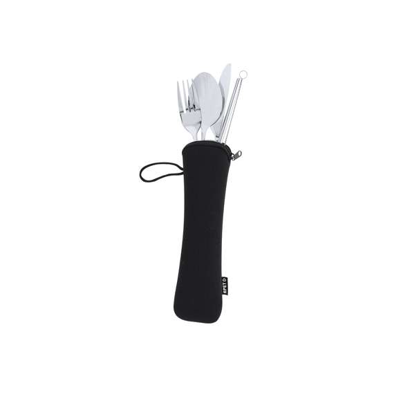 Set de cubiertos de 5 piezas fabricados en acero inoxidable. Incluye cuchara, tenedor, cuchillo, pajita reutilizable y cepillo limpiador para la pajita. Presentación en funda de Soft Shell en RPET con cierre de cremallera y cordón de transporte. Con distintivo de RPET en etiqueta.El material RPET se elabora a partir de plástico reciclado, para así fomentar la reutilización de residuos plásticos y ayudar a la sostenibilidad del planeta.
