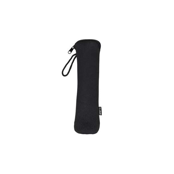 Set de cubiertos de 5 piezas fabricados en acero inoxidable. Incluye cuchara, tenedor, cuchillo, pajita reutilizable y cepillo limpiador para la pajita. Presentación en funda de Soft Shell en RPET con cierre de cremallera y cordón de transporte. Con distintivo de RPET en etiqueta.El material RPET se elabora a partir de plástico reciclado, para así fomentar la reutilización de residuos plásticos y ayudar a la sostenibilidad del planeta.
