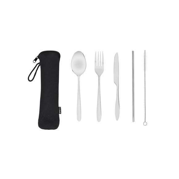 Set de cubiertos de 5 piezas fabricados en acero inoxidable. Incluye cuchara, tenedor, cuchillo, pajita reutilizable y cepillo limpiador para la pajita. Presentación en funda de Soft Shell en RPET con cierre de cremallera y cordón de transporte. Con distintivo de RPET en etiqueta.El material RPET se elabora a partir de plástico reciclado, para así fomentar la reutilización de residuos plásticos y ayudar a la sostenibilidad del planeta.