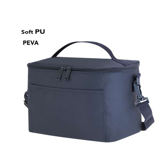 Nevera fabricada en PU con interior de PEVA. Cuenta con detalles a juego, base reforzada y compartimento principal con cierre de cremallera. Incluye bolsillo interior, bolsillo exterior, asa superior y cinta bandolera ajustable para un transporte cómodo y práctico.