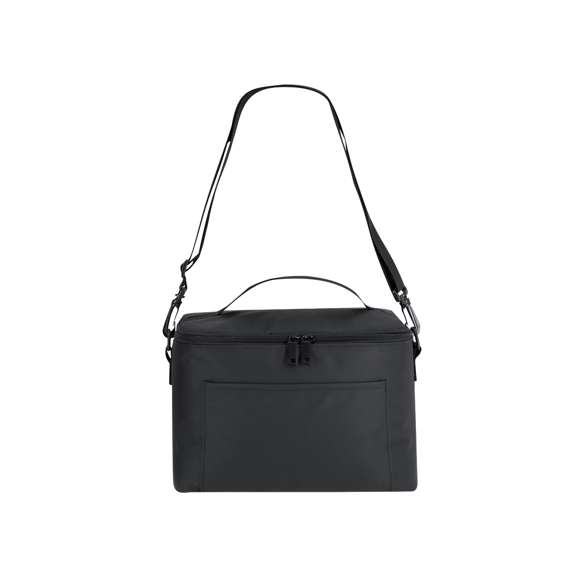Nevera fabricada en PU con interior de PEVA. Cuenta con detalles a juego, base reforzada y compartimento principal con cierre de cremallera. Incluye bolsillo interior, bolsillo exterior, asa superior y cinta bandolera ajustable para un transporte cómodo y práctico.
