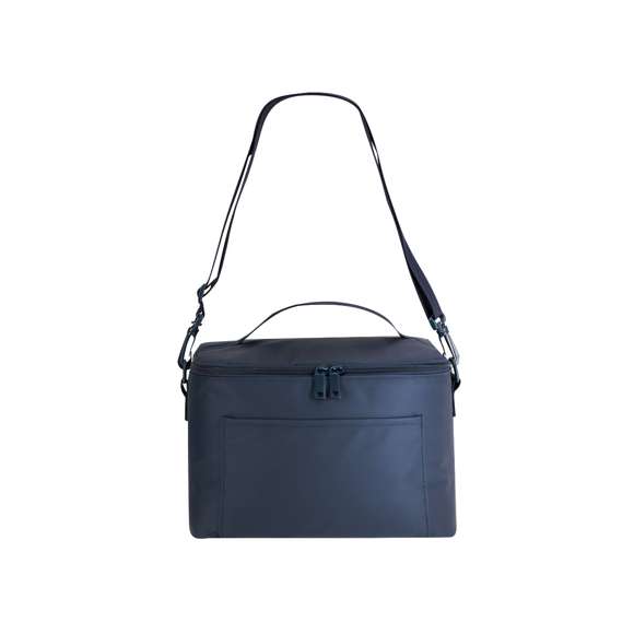 Nevera fabricada en PU con interior de PEVA. Cuenta con detalles a juego, base reforzada y compartimento principal con cierre de cremallera. Incluye bolsillo interior, bolsillo exterior, asa superior y cinta bandolera ajustable para un transporte cómodo y práctico.