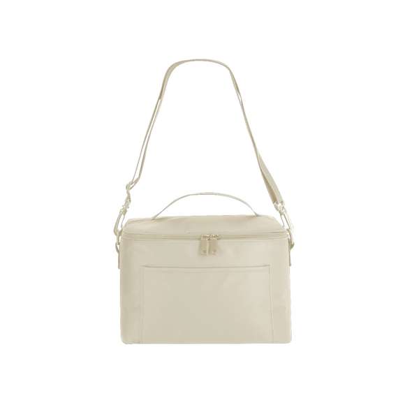 Nevera fabricada en PU con interior de PEVA. Cuenta con detalles a juego, base reforzada y compartimento principal con cierre de cremallera. Incluye bolsillo interior, bolsillo exterior, asa superior y cinta bandolera ajustable para un transporte cómodo y práctico.