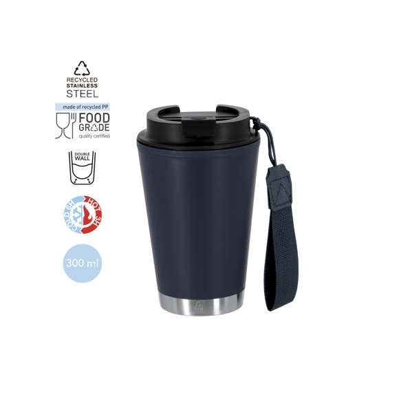 Vaso térmico de doble pared en PP reciclado, combinado con base de acero inoxidable reciclado. Con 300 ml de capacidad.Con tapa con dosificador de fácil apertura y sistema de sellado hermético, anti-fugas. Libre de BPA.Incluye práctica cinta de transporte, ideal para llevarlo fácilmente en cualquier situación. Con certificación Food Grade, garantizando la seguridad cuando los alimentos entran en contacto con el material usado para fabricar el producto. Con distintivo de Acero Inox Reciclado.El PP reciclado es un plástico reciclado y altamente reciclable, de gran resistencia y apto para multitud de aplicaciones.El acero es uno de los materiales más demandados y que puede encontrarse casi en todas partes, desde productos de uso diario a grandes construcciones. Con innumerables propiedades, entre las que cabe destacar la durabilidad y su alto grado de reutilización, convirtiéndolo en una alternativa muy valorada en soluciones de sostenibilidad. Debidamente tratado, permite obtener nuevos recursos de infinita utilización.