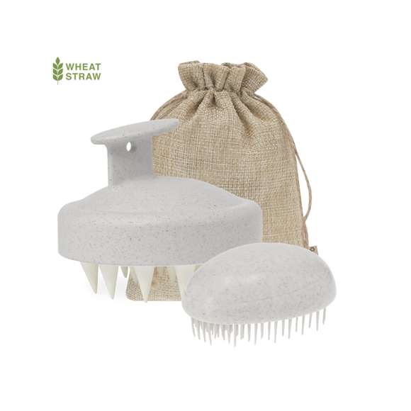 Set de Cuidado Personal para el Cabello. Incluye:- Cepillo Antitirones diseñado con púas flexibles de diferentes longitudes que desenredan el cabello sin tirones.- Cepillo Masajeador que permite emulsionar el champú mientras proporciona un masaje y optimiza la limpieza.Presentado en bolsa con cordones de RPET .La Caña de Trigo fomenta la utilización de materias primas naturales, reduciendo así las emisiones contaminantes.