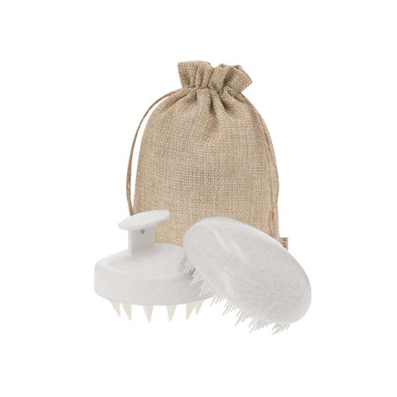 Set de Cuidado Personal para el Cabello. Incluye:- Cepillo Antitirones diseñado con púas flexibles de diferentes longitudes que desenredan el cabello sin tirones.- Cepillo Masajeador que permite emulsionar el champú mientras proporciona un masaje y optimiza la limpieza.Presentado en bolsa con cordones de RPET .La Caña de Trigo fomenta la utilización de materias primas naturales, reduciendo así las emisiones contaminantes.