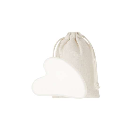 Masajeador facial elaborado en piedra jade blanca. Es ideal para complementar rutinas de cuidado facial. Presentada en bolsa de algodón natural.