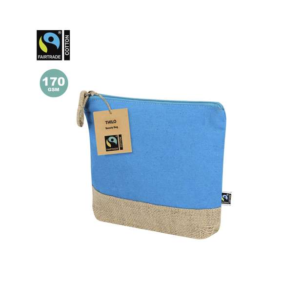 Neceser fabricado en combinación de  algodón y yute laminado con certificación Fairtrade (Comercio Justo), un sistema comercial solidario y alternativo al convencional que persigue el desarrollo de los pueblos y la lucha contra la pobreza.Incluye compartimento principal con cierre de cremallera y tirador metálico, con base en tono natural yute y se complementa con una parte frontal superior en algodón en colores. Con práctico cordón para agarre. Incluida etiqueta Fairtrade y etiqueta con logotipo en cartón reciclado.