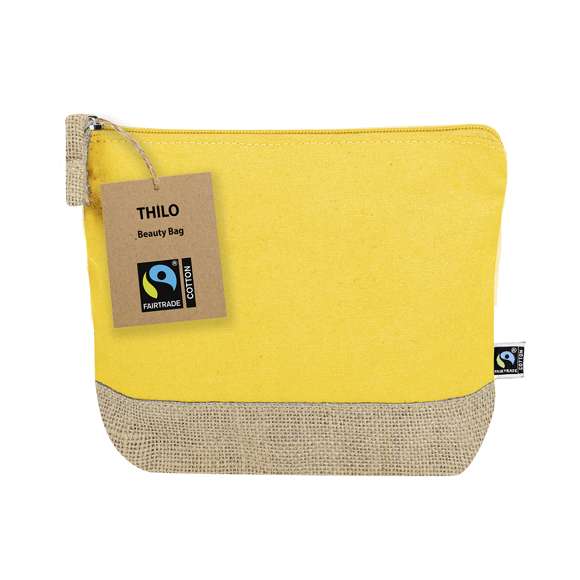 Neceser fabricado en combinación de  algodón y yute laminado con certificación Fairtrade (Comercio Justo), un sistema comercial solidario y alternativo al convencional que persigue el desarrollo de los pueblos y la lucha contra la pobreza.Incluye compartimento principal con cierre de cremallera y tirador metálico, con base en tono natural yute y se complementa con una parte frontal superior en algodón en colores. Con práctico cordón para agarre. Incluida etiqueta Fairtrade y etiqueta con logotipo en cartón reciclado.