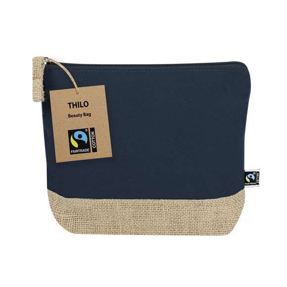 Neceser fabricado en combinación de  algodón y yute laminado con certificación Fairtrade (Comercio Justo), un sistema comercial solidario y alternativo al convencional que persigue el desarrollo de los pueblos y la lucha contra la pobreza.Incluye compartimento principal con cierre de cremallera y tirador metálico, con base en tono natural yute y se complementa con una parte frontal superior en algodón en colores. Con práctico cordón para agarre. Incluida etiqueta Fairtrade y etiqueta con logotipo en cartón reciclado.