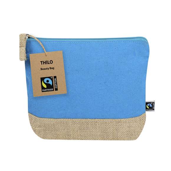 Neceser fabricado en combinación de  algodón y yute laminado con certificación Fairtrade (Comercio Justo), un sistema comercial solidario y alternativo al convencional que persigue el desarrollo de los pueblos y la lucha contra la pobreza.Incluye compartimento principal con cierre de cremallera y tirador metálico, con base en tono natural yute y se complementa con una parte frontal superior en algodón en colores. Con práctico cordón para agarre. Incluida etiqueta Fairtrade y etiqueta con logotipo en cartón reciclado.