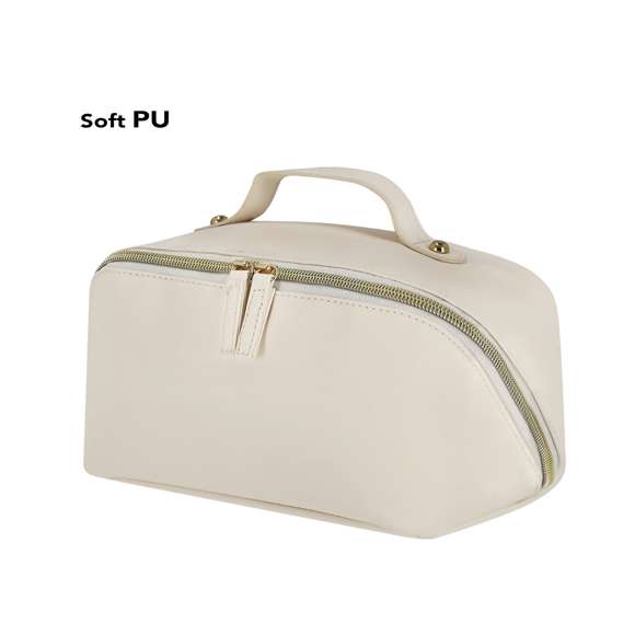 Neceser en suave PU, con compartimento principal de amplia apertura. Con tiradores de PU a juego y cremallera en color dorado. Interior con doble compartimento y bolsillo adicional con cremallera.