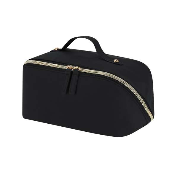 Neceser en suave PU, con compartimento principal de amplia apertura. Con tiradores de PU a juego y cremallera en color dorado. Interior con doble compartimento y bolsillo adicional con cremallera.