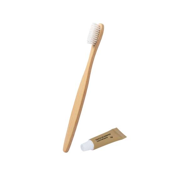 Set dental con cepillo de dientes y pasta dentífrica. Contenido:Cepillo de dientes fabricado en bambú.Pasta dentífrica incluida en tubo de 3 gr, con tapón a rosca.En colores naturales y presentado en estuche individual de cartón reciclado.Materiales como el Bambú fomentan la utilización de materias primas naturales reduciendo las emisiones contaminantes. Además, el bambú proviene de una planta de gran resistencia y versatilidad, con crecimiento y regeneración rápida, siendo una excelente alternativa al uso de madera tradicional.