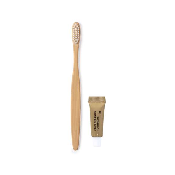 Set dental con cepillo de dientes y pasta dentífrica. Contenido:Cepillo de dientes fabricado en bambú.Pasta dentífrica incluida en tubo de 3 gr, con tapón a rosca.En colores naturales y presentado en estuche individual de cartón reciclado.Materiales como el Bambú fomentan la utilización de materias primas naturales reduciendo las emisiones contaminantes. Además, el bambú proviene de una planta de gran resistencia y versatilidad, con crecimiento y regeneración rápida, siendo una excelente alternativa al uso de madera tradicional.