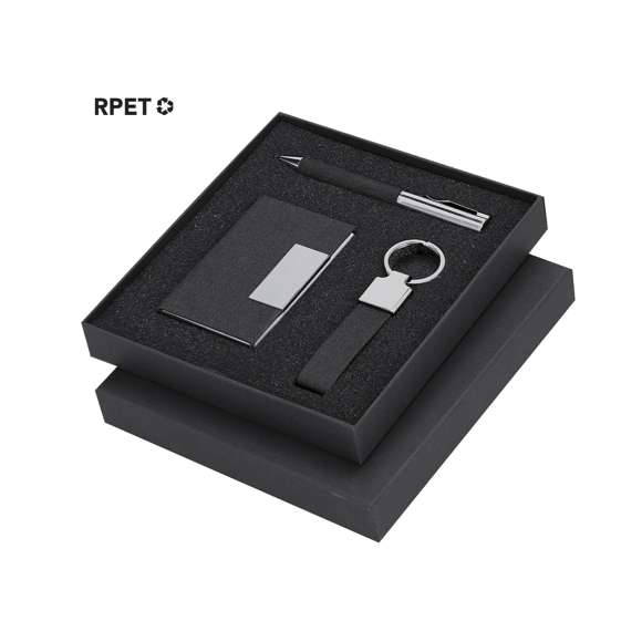 Elegante set en RPET con acabado negro bitono y detalles metálicos. Incluye:-Tarjetero de RPET con exterior negro bitono combinado y detalle metálico, 1 compartimento interior y sistema de cierre magnético.-Bolígrafo de RPET de acabado negro bitono y detalles metálicos. Con mecanismo giratorio y tinta azul.-Llavero en RPET de acabado color negro bitono y  accesorios cromados.Presentado en estuche individual negro. Incluye tarjeta negra interior con distintivo RPET.El material RPET se elabora a partir de plástico reciclado, para así fomentar la reutilización de residuos plásticos y ayudar a la sostenibilidad del planeta.