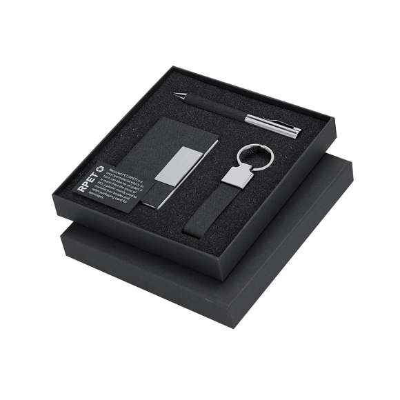 Elegante set en RPET con acabado negro bitono y detalles metálicos. Incluye:-Tarjetero de RPET con exterior negro bitono combinado y detalle metálico, 1 compartimento interior y sistema de cierre magnético.-Bolígrafo de RPET de acabado negro bitono y detalles metálicos. Con mecanismo giratorio y tinta azul.-Llavero en RPET de acabado color negro bitono y  accesorios cromados.Presentado en estuche individual negro. Incluye tarjeta negra interior con distintivo RPET.El material RPET se elabora a partir de plástico reciclado, para así fomentar la reutilización de residuos plásticos y ayudar a la sostenibilidad del planeta.