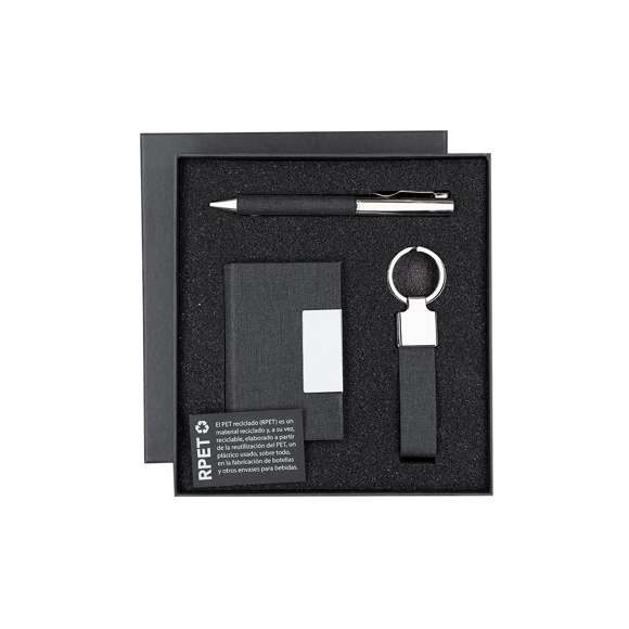 Elegante set en RPET con acabado negro bitono y detalles metálicos. Incluye:-Tarjetero de RPET con exterior negro bitono combinado y detalle metálico, 1 compartimento interior y sistema de cierre magnético.-Bolígrafo de RPET de acabado negro bitono y detalles metálicos. Con mecanismo giratorio y tinta azul.-Llavero en RPET de acabado color negro bitono y  accesorios cromados.Presentado en estuche individual negro. Incluye tarjeta negra interior con distintivo RPET.El material RPET se elabora a partir de plástico reciclado, para así fomentar la reutilización de residuos plásticos y ayudar a la sostenibilidad del planeta.