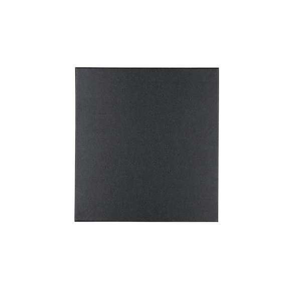 Elegante set en RPET con acabado negro bitono y detalles metálicos. Incluye:-Tarjetero de RPET con exterior negro bitono combinado y detalle metálico, 1 compartimento interior y sistema de cierre magnético.-Bolígrafo de RPET de acabado negro bitono y detalles metálicos. Con mecanismo giratorio y tinta azul.-Llavero en RPET de acabado color negro bitono y  accesorios cromados.Presentado en estuche individual negro. Incluye tarjeta negra interior con distintivo RPET.El material RPET se elabora a partir de plástico reciclado, para así fomentar la reutilización de residuos plásticos y ayudar a la sostenibilidad del planeta.