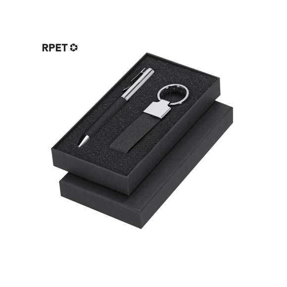 Elegante set en RPET con acabado negro bitono y detalles metálicos. Incluye:-Bolígrafo de RPET de acabado negro bitono y detalles metálicos. Con mecanismo giratorio y tinta azul.-Llavero en RPET de acabado color negro bitono y  accesorios cromados.Presentado en estuche individual negro. Incluye tarjeta negra interior con distintivo RPET.El material RPET se elabora a partir de plástico reciclado, para así fomentar la reutilización de residuos plásticos y ayudar a la sostenibilidad del planeta.