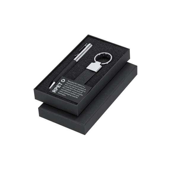 Elegante set en RPET con acabado negro bitono y detalles metálicos. Incluye:-Bolígrafo de RPET de acabado negro bitono y detalles metálicos. Con mecanismo giratorio y tinta azul.-Llavero en RPET de acabado color negro bitono y  accesorios cromados.Presentado en estuche individual negro. Incluye tarjeta negra interior con distintivo RPET.El material RPET se elabora a partir de plástico reciclado, para así fomentar la reutilización de residuos plásticos y ayudar a la sostenibilidad del planeta.