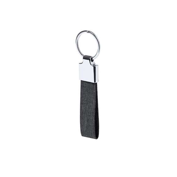 Elegante set en RPET con acabado negro bitono y detalles metálicos. Incluye:-Bolígrafo de RPET de acabado negro bitono y detalles metálicos. Con mecanismo giratorio y tinta azul.-Llavero en RPET de acabado color negro bitono y  accesorios cromados.Presentado en estuche individual negro. Incluye tarjeta negra interior con distintivo RPET.El material RPET se elabora a partir de plástico reciclado, para así fomentar la reutilización de residuos plásticos y ayudar a la sostenibilidad del planeta.