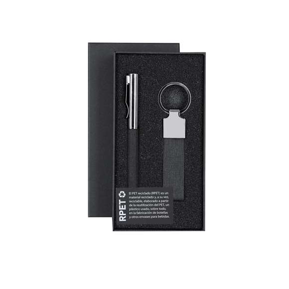 Elegante set en RPET con acabado negro bitono y detalles metálicos. Incluye:-Bolígrafo de RPET de acabado negro bitono y detalles metálicos. Con mecanismo giratorio y tinta azul.-Llavero en RPET de acabado color negro bitono y  accesorios cromados.Presentado en estuche individual negro. Incluye tarjeta negra interior con distintivo RPET.El material RPET se elabora a partir de plástico reciclado, para así fomentar la reutilización de residuos plásticos y ayudar a la sostenibilidad del planeta.
