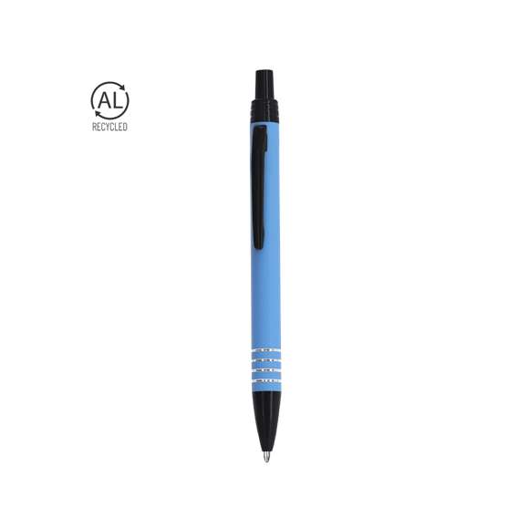 Bolígrafo fabricado en Aluminio Reciclado. De mecanismo pulsador, con accesorios en color negro y anillas en plateado. De cartucho jumbo y en tinta azul. Distintivo de Aluminio Reciclado en parte superior.El aluminio reciclado es un material con posibilidades de reciclaje casi infinitas, sin perder sus propiedades originales y consumiendo menos energía en este proceso.Certificación GRS (Global Recycled Standard / Estándar de Reciclaje Global), que garantiza el origen reciclado del material usado para fabricar el producto.