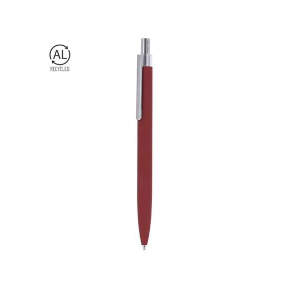 Bolígrafo de mecanismo pulsador fabricado en aluminio reciclado. Pulsador y clip metálico en acabado cromado. Cuerpo acabado goma, especialmente diseñado para marcaje en láser. Distintivo aluminio reciclado en la parte superior del bolígrafo. De cartucho jumbo y en tinta azul.  El aluminio reciclado es un material con posibilidades de reciclaje casi infinitas, sin perder sus propiedades originales y consumiendo menos energía en este proceso.Certificación GRS (Global Recycled Standard / Estándar de Reciclaje Global), que garantiza el origen reciclado del material usado para fabricar el producto.