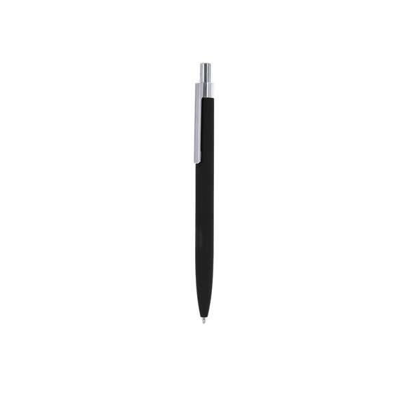 Bolígrafo de mecanismo pulsador fabricado en aluminio reciclado. Pulsador y clip metálico en acabado cromado. Cuerpo acabado goma, especialmente diseñado para marcaje en láser. Distintivo aluminio reciclado en la parte superior del bolígrafo. De cartucho jumbo y en tinta azul.  El aluminio reciclado es un material con posibilidades de reciclaje casi infinitas, sin perder sus propiedades originales y consumiendo menos energía en este proceso.Certificación GRS (Global Recycled Standard / Estándar de Reciclaje Global), que garantiza el origen reciclado del material usado para fabricar el producto.