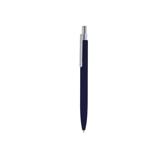 Bolígrafo de mecanismo pulsador fabricado en aluminio reciclado. Pulsador y clip metálico en acabado cromado. Cuerpo acabado goma, especialmente diseñado para marcaje en láser. Distintivo aluminio reciclado en la parte superior del bolígrafo. De cartucho jumbo y en tinta azul.  El aluminio reciclado es un material con posibilidades de reciclaje casi infinitas, sin perder sus propiedades originales y consumiendo menos energía en este proceso.Certificación GRS (Global Recycled Standard / Estándar de Reciclaje Global), que garantiza el origen reciclado del material usado para fabricar el producto.