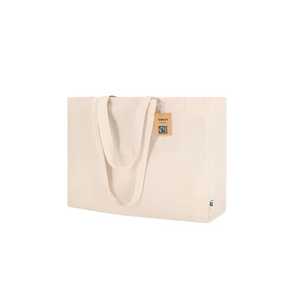 Bolsa confeccionada principalmente en algodón de 220g/m2. Con certificación Fairtrade (Comercio Justo) un sistema comercial solidario y alternativo al convencional que persigue el desarrollo de los pueblos y la lucha contra la pobreza. De acabado cosido con fuelle, asas largas reforzadas de 70cm y resistencia hasta 10kg de peso. Incluida etiqueta Fairtrade y hangtag distintivo en cartón reciclado.