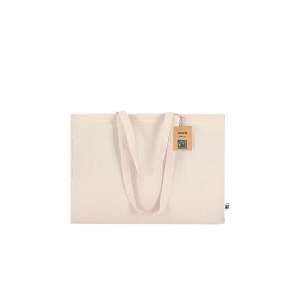Bolsa confeccionada principalmente en algodón de 220g/m2. Con certificación Fairtrade (Comercio Justo) un sistema comercial solidario y alternativo al convencional que persigue el desarrollo de los pueblos y la lucha contra la pobreza. De acabado cosido con fuelle, asas largas reforzadas de 70cm y resistencia hasta 10kg de peso. Incluida etiqueta Fairtrade y hangtag distintivo en cartón reciclado.