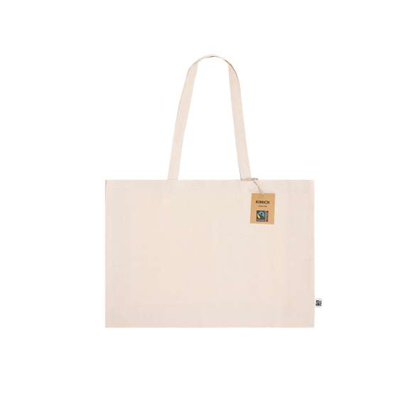 Bolsa confeccionada principalmente en algodón de 220g/m2. Con certificación Fairtrade (Comercio Justo) un sistema comercial solidario y alternativo al convencional que persigue el desarrollo de los pueblos y la lucha contra la pobreza. De acabado cosido con fuelle, asas largas reforzadas de 70cm y resistencia hasta 10kg de peso. Incluida etiqueta Fairtrade y hangtag distintivo en cartón reciclado.