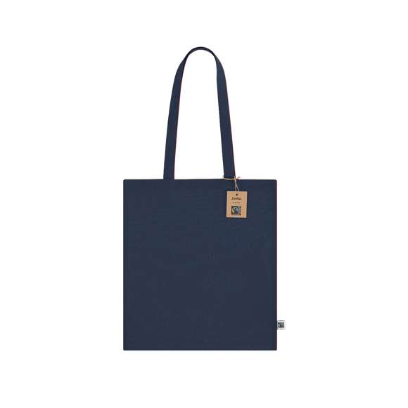 Bolsa confeccionada principalmente en algodón de 140g/m2. Con certificación Fairtrade (Comercio Justo) un sistema comercial solidario y alternativo al convencional que persigue el desarrollo de los pueblos y la lucha contra la pobreza. De acabado cosido, con asas largas de 70cm y resistencia hasta 8kg de peso. Incluida etiqueta Fairtrade y hangtag distintivo en cartón reciclado.