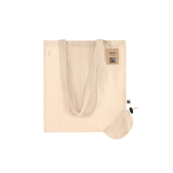 Bolsa plegable confeccionada principalmente en algodón de 120g/m2. Con certificación Fairtrade (Comercio Justo) un sistema comercial solidario y alternativo al convencional que persigue el desarrollo de los pueblos y la lucha contra la pobreza. De acabado cosido, con asas largas de 70cm y resistencia hasta 6kg de peso. Con accesorio de ajuste para fácil plegado. Incluida etiqueta Fairtrade y hangtag distintivo en cartón reciclado.