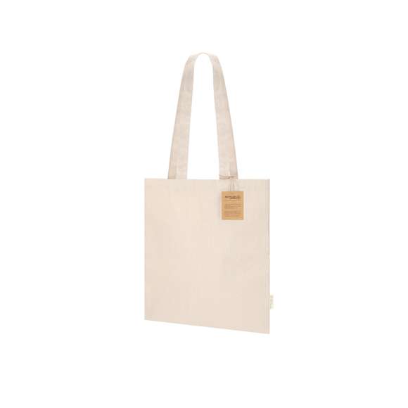 Bolsa confeccionada principalmente en algodón reciclado de 240 g/m2. Asas largas de 70cm con refuerzo, de acabado cosido. Logotipo en etiqueta lateral y resistencia hasta 7 kg de peso.