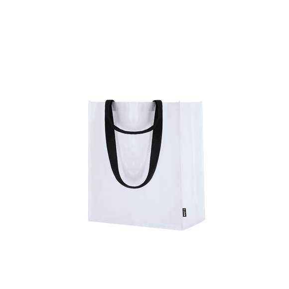 Bolsa fabricada en pp-woven laminado RPET. Equipada con doble asa reforzadas: asas cortas de 40x3 cm y largas de 70x3 cm. Con resistencia de hasta 8kg.El material RPET se elabora a partir de plástico reciclado, para así fomentar la reutilización de residuos plásticos y ayudar a la sostenibilidad del planeta.