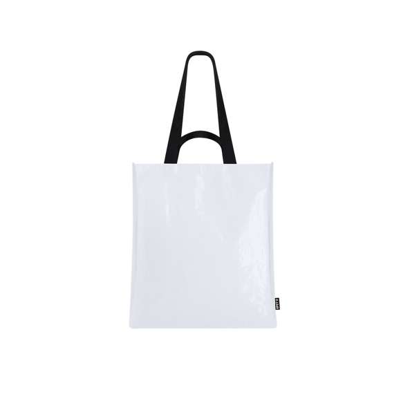 Bolsa fabricada en pp-woven laminado RPET. Equipada con doble asa reforzadas: asas cortas de 40x3 cm y largas de 70x3 cm. Con resistencia de hasta 8kg.El material RPET se elabora a partir de plástico reciclado, para así fomentar la reutilización de residuos plásticos y ayudar a la sostenibilidad del planeta.