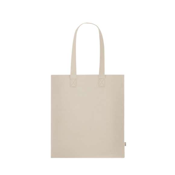 Bolsa fabricada en fieltro RPET reciclado. Con asas reforzadas largas. Resistencia hasta 6kg. Incluye distintivo RPET en etiqueta exterior.El material RPET se elabora a partir de plástico reciclado, para así fomentar la reutilización de residuos plásticos y ayudar a la sostenibilidad del planeta.