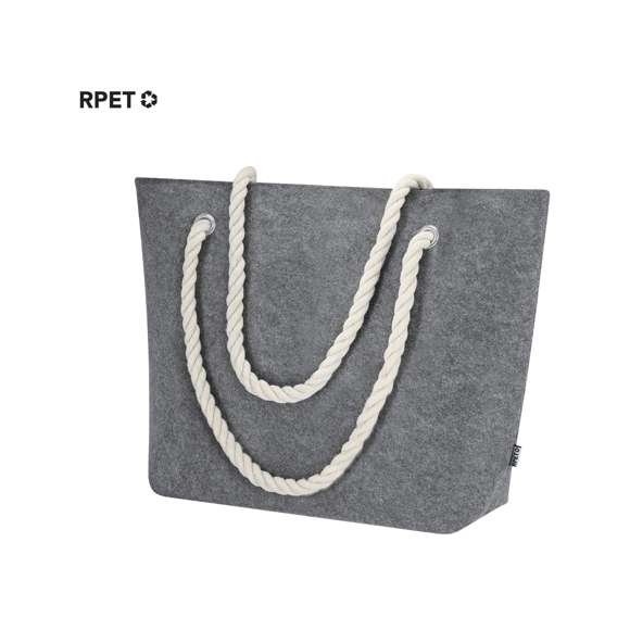 Bolsa fabricada en fieltro reciclado. Con asas de cordón en algodón reforzadas con argollas y fuelle. Resistencia hasta 6kg. Distintivo RPET en etiqueta exterior.El material RPET se elabora a partir de plástico reciclado, para así fomentar la reutilización de residuos plásticos y ayudar a la sostenibilidad del planeta.