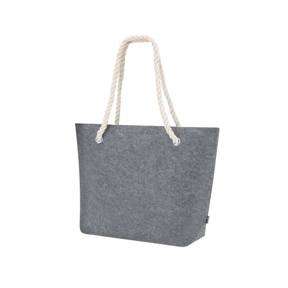 Bolsa fabricada en fieltro reciclado. Con asas de cordón en algodón reforzadas con argollas y fuelle. Resistencia hasta 6kg. Distintivo RPET en etiqueta exterior.El material RPET se elabora a partir de plástico reciclado, para así fomentar la reutilización de residuos plásticos y ayudar a la sostenibilidad del planeta.