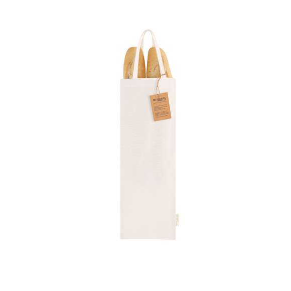 Bolsa confeccionada principalmente en algodón reciclado de 140 g/m2, de diseño alargado. Asas cortas de 30cm con refuerzo, de acabado cosido. Logotipo en etiqueta lateral.