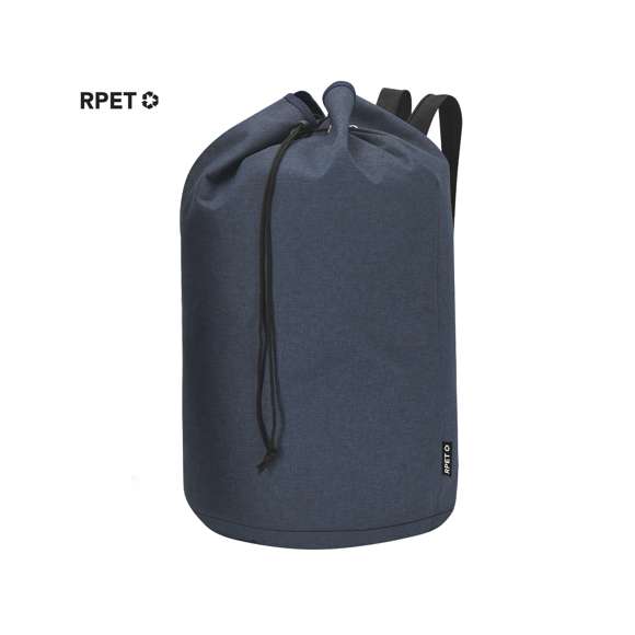 Petate multiusos de gran capacidad en resistente poliéster RPET 600D. Cierre superior de cuerda con accesorio de ajuste y argollas metálicas reforzadas. Cinta de hombros trasera 2 en 1 con cierre de cremallera para transporte en un solo hombro o en los dos. Con distintivo de RPET en etiqueta.El material RPET se elabora a partir de plástico reciclado, para así fomentar la reutilización de residuos plásticos y ayudar a la sostenibilidad del planeta.