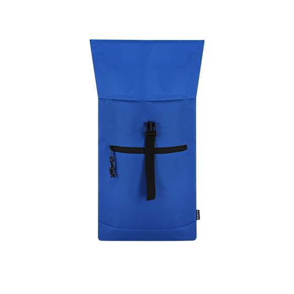 Mochila fabricada en resistente poliéster RPET 600D. Cuenta con un bolsillo principal que se cierra mediante hebilla, con compartimento acolchado para portátil de hasta 15 pulgadas, y un bolsillo frontal adicional con cierre de cremallera. Las cintas para los hombros son acolchadas y ajustables. Logotipo RPET en la etiqueta y con accesorios en negro.El material RPET se elabora a partir de plástico reciclado, para así fomentar la reutilización de residuos plásticos y ayudar a la sostenibilidad del planeta.