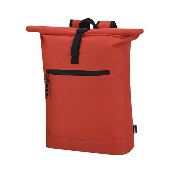 Mochila fabricada en resistente poliéster RPET 600D. Cuenta con un bolsillo principal que se cierra mediante hebilla, con compartimento acolchado para portátil de hasta 15 pulgadas, y un bolsillo frontal adicional con cierre de cremallera. Las cintas para los hombros son acolchadas y ajustables. Logotipo RPET en la etiqueta y con accesorios en negro.El material RPET se elabora a partir de plástico reciclado, para así fomentar la reutilización de residuos plásticos y ayudar a la sostenibilidad del planeta.
