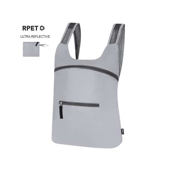 Mochila plegable de RPET. CFabricada empleando tejido con gran capacidad para reflejar intensamente la luz, gracias a millones de pigmentos reflectantes y basándose en el principio de la retro-reflexión de la luz, una propiedad de visibilidad nocturna que consiste en la refracción de la luz hacia la fuente de origen de la misma. Con cierre de cremallera y bolsillo frontal. Cintas de hombros regulables en material transpirable. Plegado de pequeño tamaño, con cinta de transporte. Incluye distintivo RPET.El material RPET se elabora a partir de plástico reciclado, para así fomentar la reutilización de residuos plásticos y ayudar a la sostenibilidad del planeta.